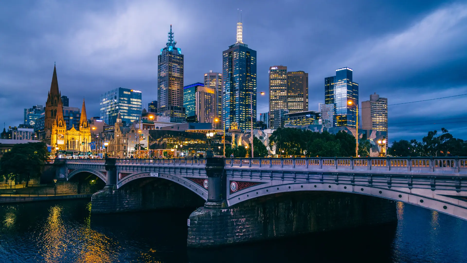 Melbourne city skyline and Princes Bridge over the Yarra River at dusk