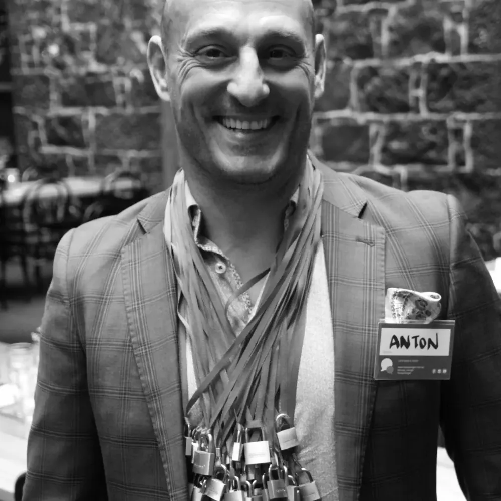 A guest with the padlock keepsakes