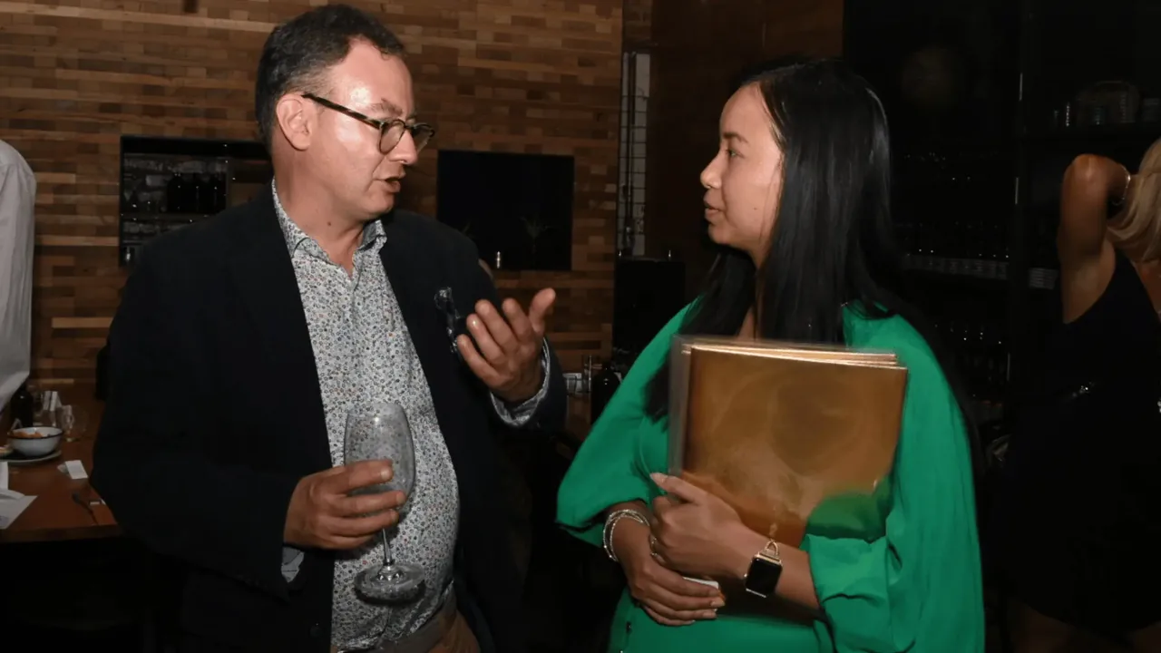 Two guests in open conversation